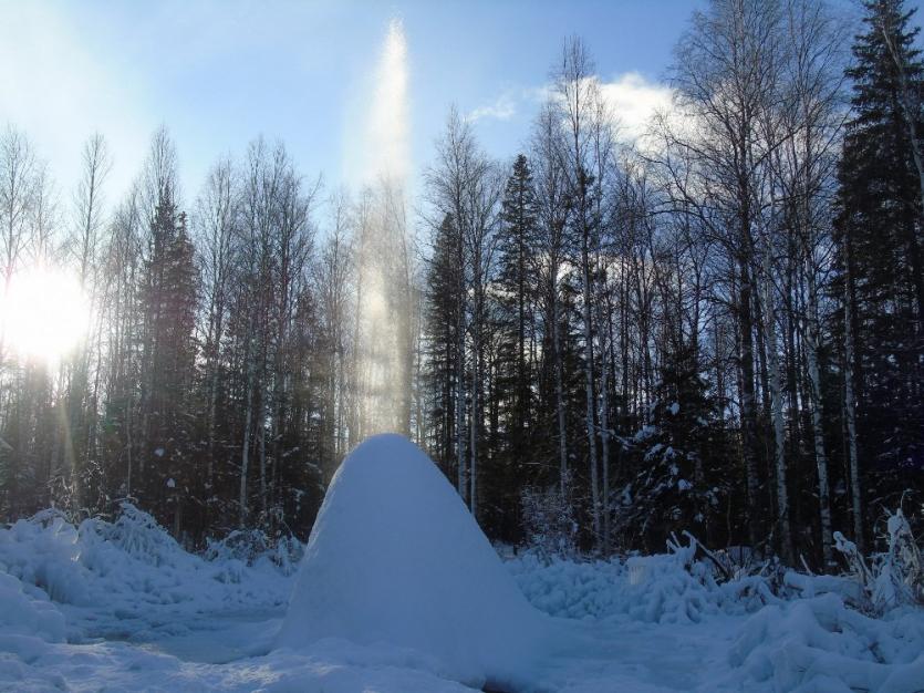 Фото На Южном Урале в национальном парке «Зюраткуль» ледяной фонтан вырос на два метра
