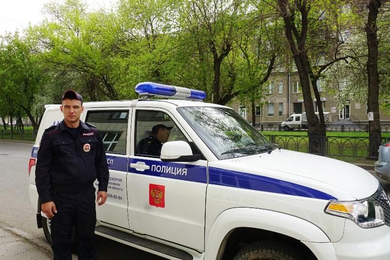 Фото Полицейский из Магнитогорска, рискуя жизнью, спас на пожаре старушку