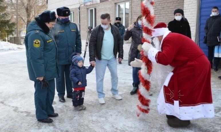 Фото Пожарные подарили спасенному из-под завалов в Магнитогорске Ване машину