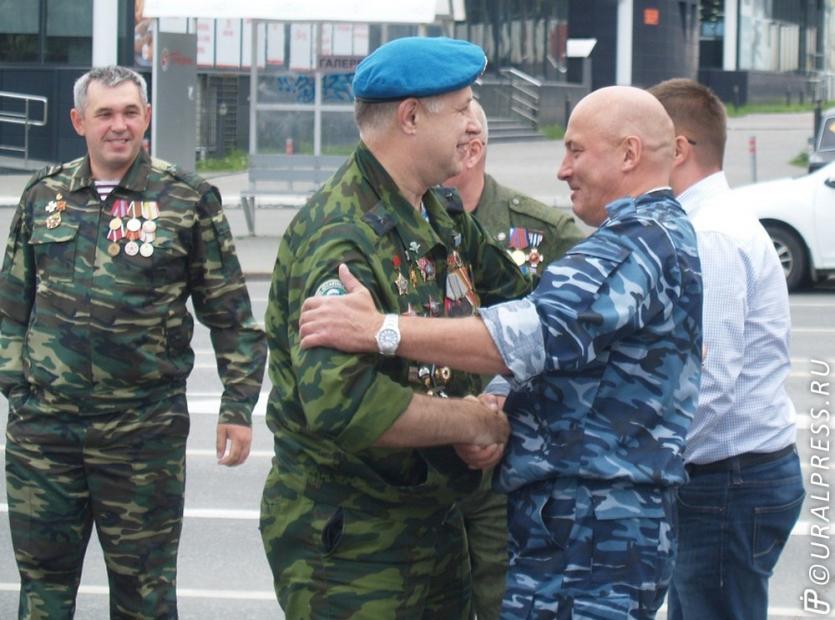 Фото В Челябинске автомобилисты заключили брак со своими «ласточками»