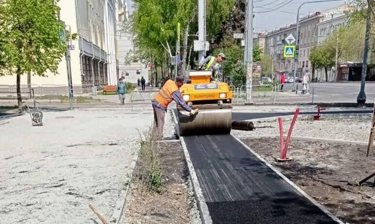 Фото На новой пешеходной зоне по Свободы в Челябинске асфальтируют велодорожку