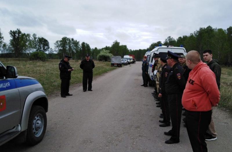 Фото К поискам двух девочек, пропавших в окрестностях поселка Бродокалмак, подключились сотрудники МЧС