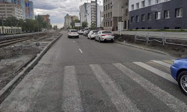 Фото В Челябинске «по-тихому» возобновили установку бордюров вдоль трамвайных путей