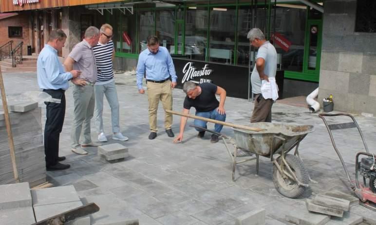 Фото Провалы и шатание плитки: в Челябинске улицу Свободы реконструируют с нарушениями
