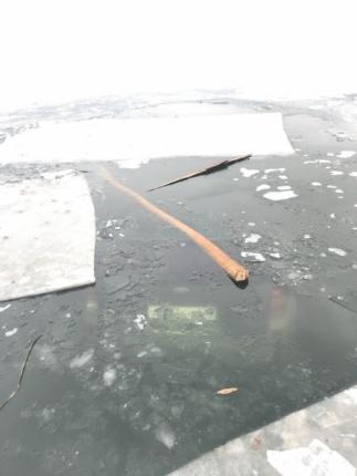 Фото Житель Челябинска решил «подрифтовать» на Первом озере и ушел под лед