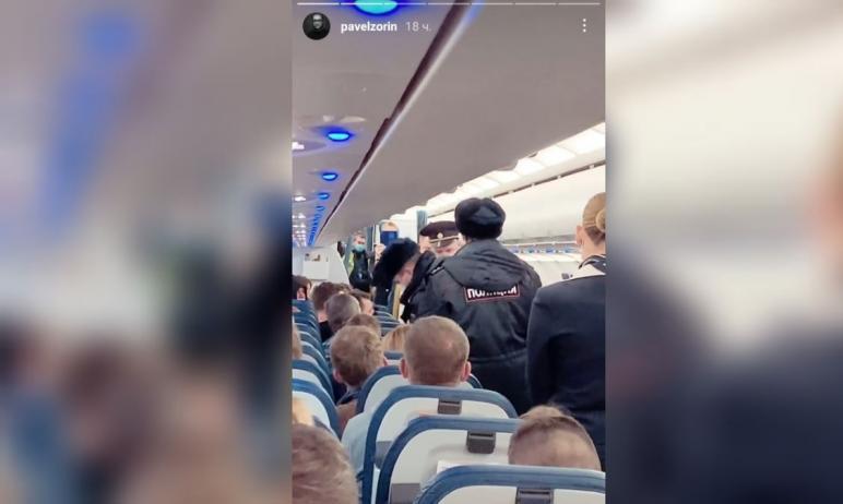 Фото Пассажира рейса Москва - Челябинск сняли с борта не только за отсутствие маски