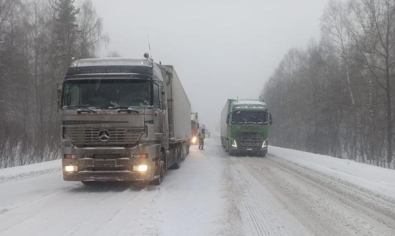 Фото В Челябинской области продлили ограничения на движение большегрузов по М-5