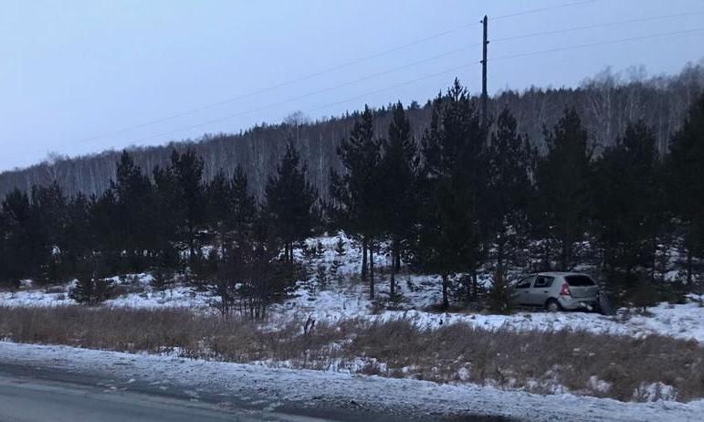 Фото В Челябинской области водитель Renault влетел в ёлки