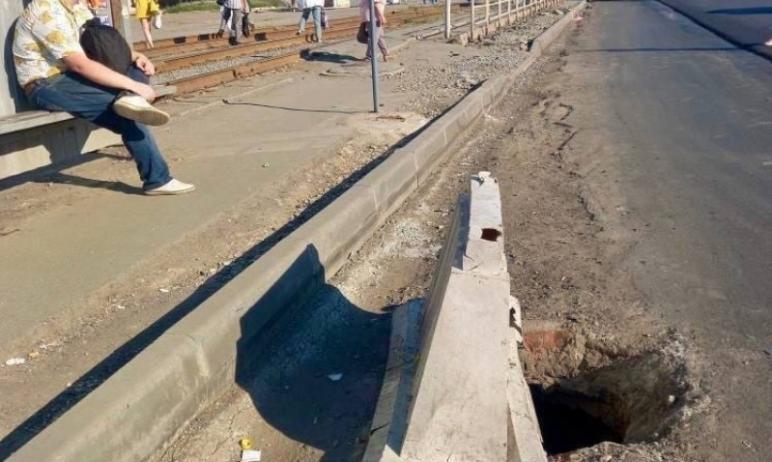 Фото Открытый колодец на троллейбусной остановке едва не «проглотил» челябинца