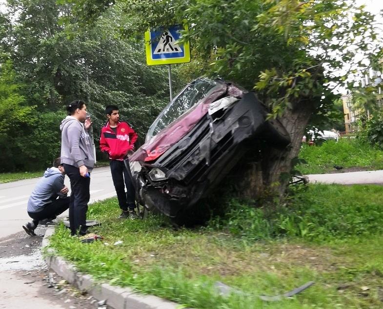 Фото В Металлургическом районе произошла авария с участием учебной машины
