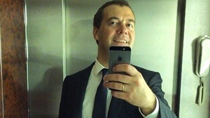 Фото «Димон, выйди вон!» - в России начат сбор подписей за отставку Медведева, станет ли премьер очередной сакральной жертвой