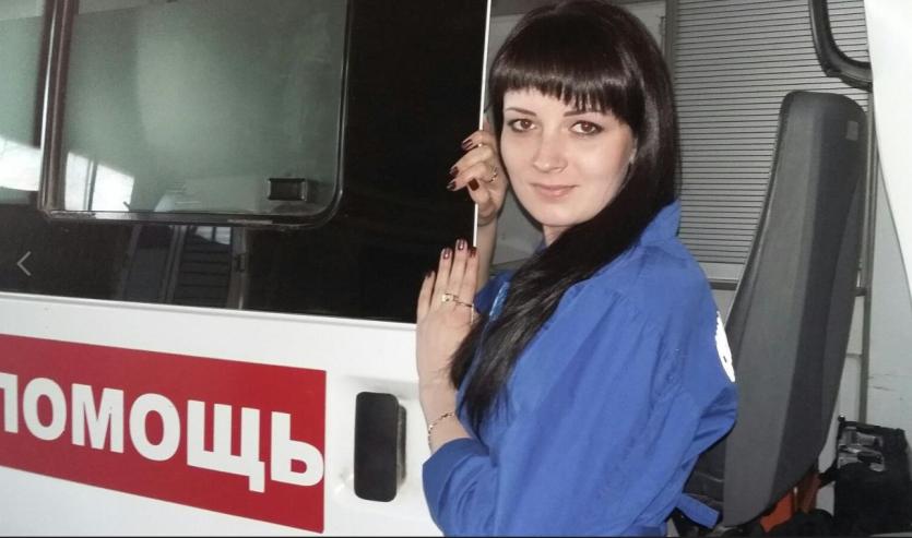 Фото В Челябинске мужчина, угрожая битой, закрыл в квартире бригаду скорой помощи