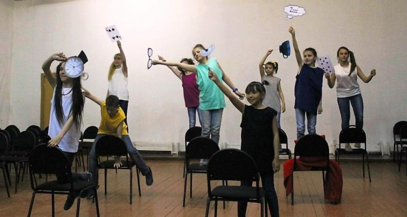 Фото При содействии РМК юные актеры карабашского театра «Респект» поставили новую версию спектакля «Алиса в стране чудес»
