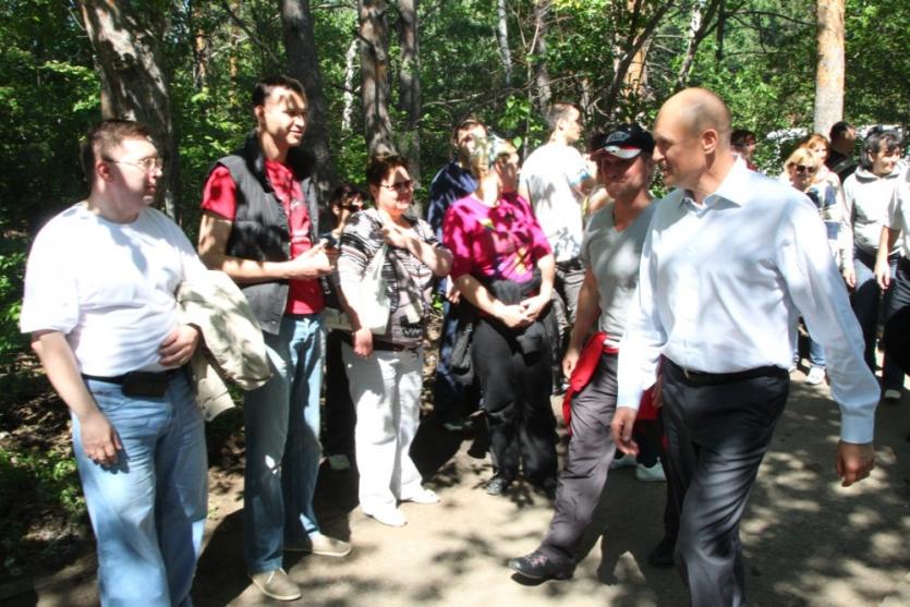 Фото Десять тысяч муниципальных служащих Челябинска вышли на улицу с метлами