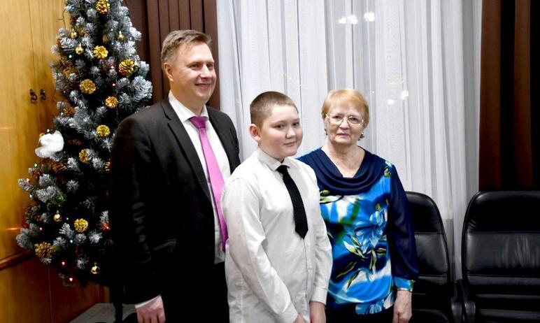Фото Глава Озерска исполнил новогоднюю мечту пятиклассника Богдана