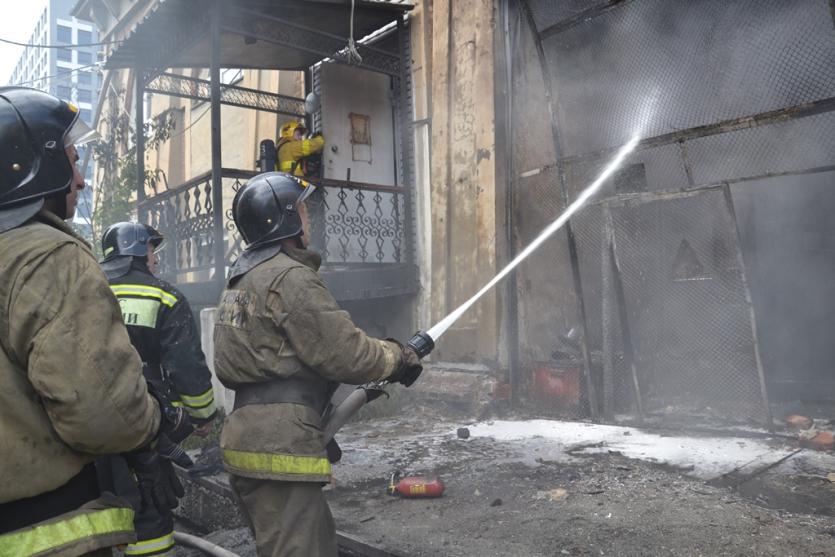 Фото В МЧС рассказали подробности пожара в центре Челябинска, парализовавшего городской транспорт