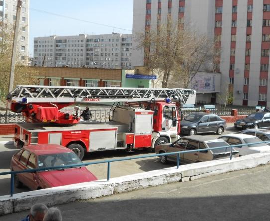 Фото Челябинские пожарные эвакуировали жильцов общежития