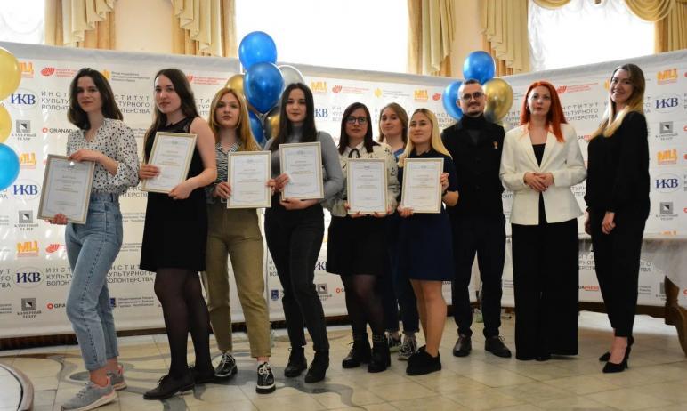 Фото В Челябинске наградили лучших выпускников института культурного волонтерства 