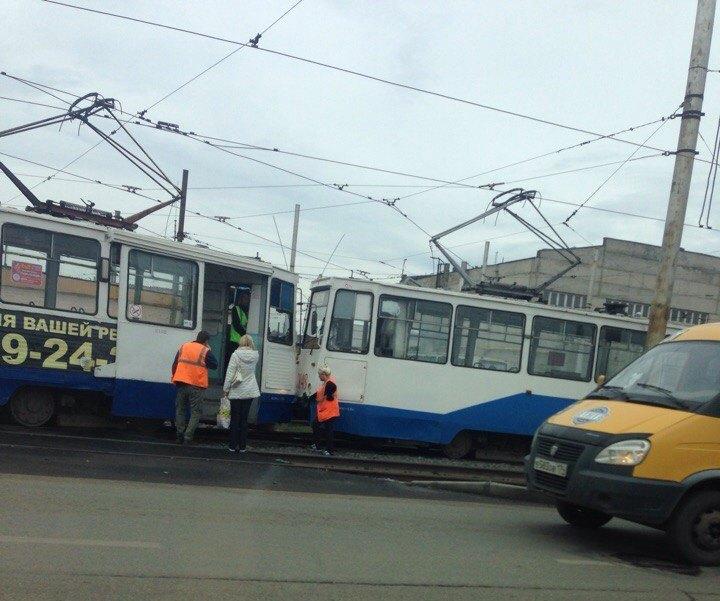Фото В Магнитогорске два трамвая столкнулись лоб в лоб