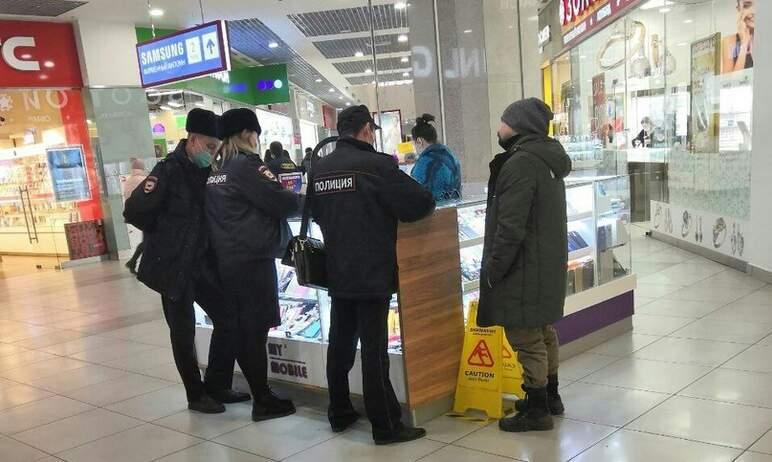 Фото Не все жители Челябинска желают соблюдать масочный режим в ТРК 