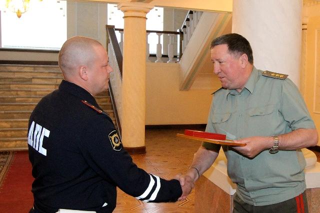 Фото В ЦВО наградили полицейских за найденное оружие