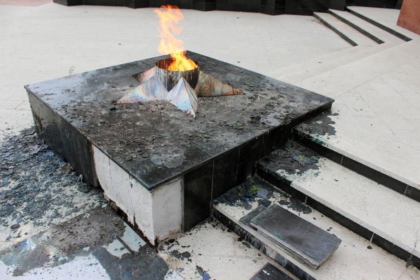 Фото Две девушки подожгли памятный венок на мемориале в Южноуральске