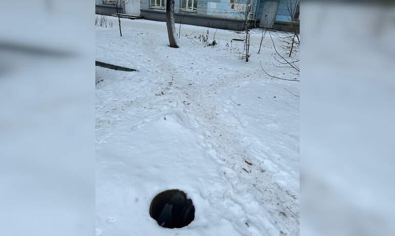 Фото Челябинских детей у поликлиники на Свободы подстерегает опасная ловушка