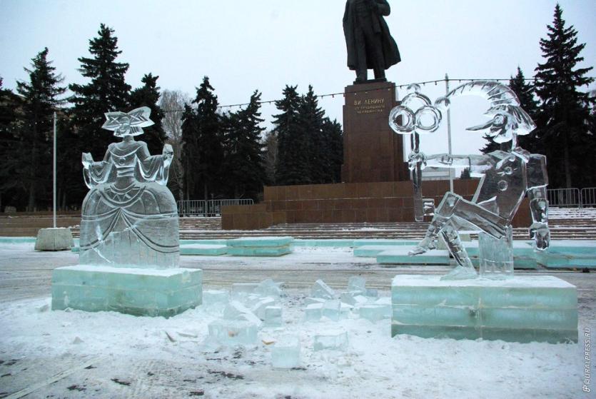 Фото В Челябинске вовсю кипит работа по строительству ледового театра