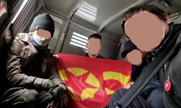 Фото Полицейские Челябинска не пустили на профсоюзный Первомай активистов российской маоистской партии