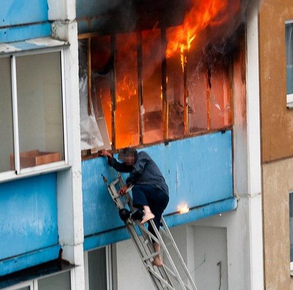 Фото В Чурилово пожарные спасли мужчину, висящего на краю полыхающего балкона