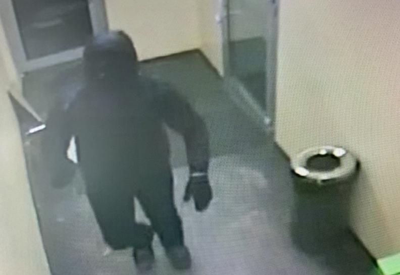 Фото В Златоусте неизвестный взломал банкомат и скрылся с тремя миллионами рублей