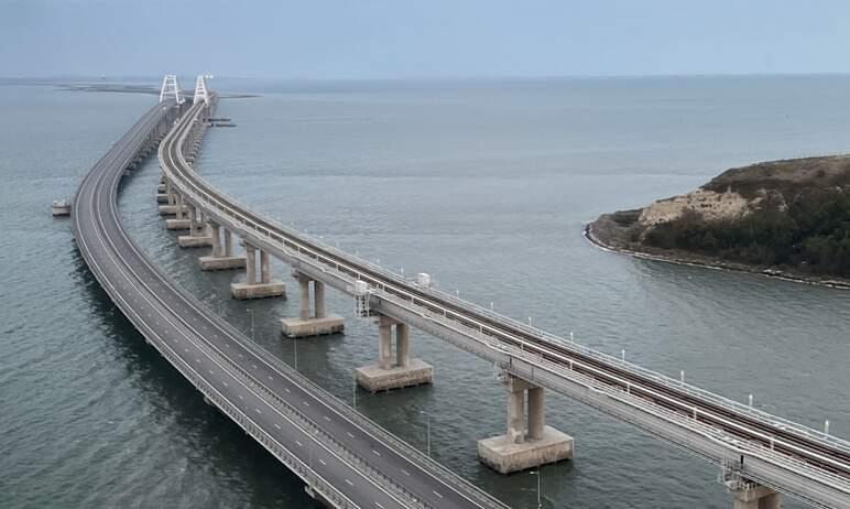 Фото На Крымском мосту запущено движение автомобилей по двум полосам, движение поездов идет по графику