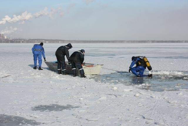 Фото Снегоход с пассажиром ушел под воду на Первом озере