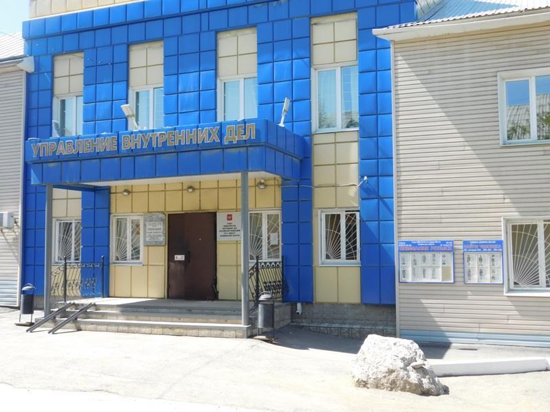 Фото В Миассе мужчина с шарфом на лице ограбил салон сотовой связи