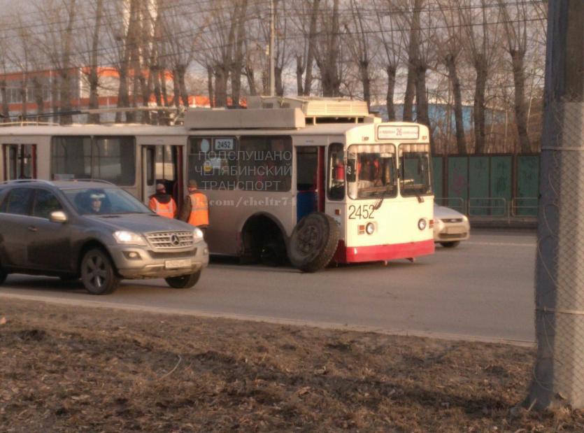 Фото В Челябинске у троллейбуса во время движения отвалилось колесо