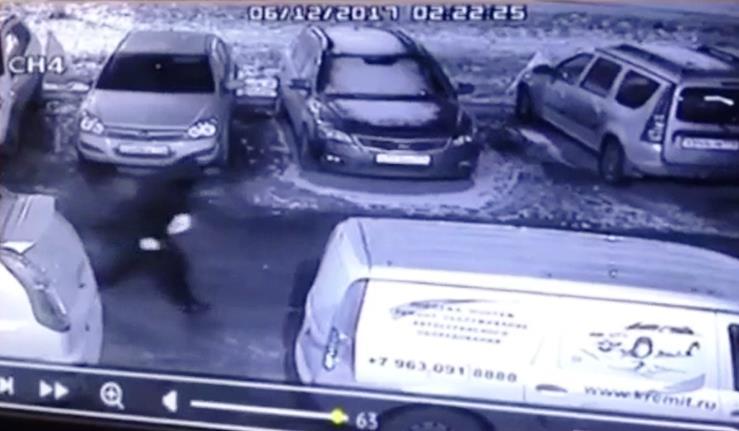 Фото Поджигателя иномарки в Челябинске оперативно задержали с помощью камеры видеонаблюдения
