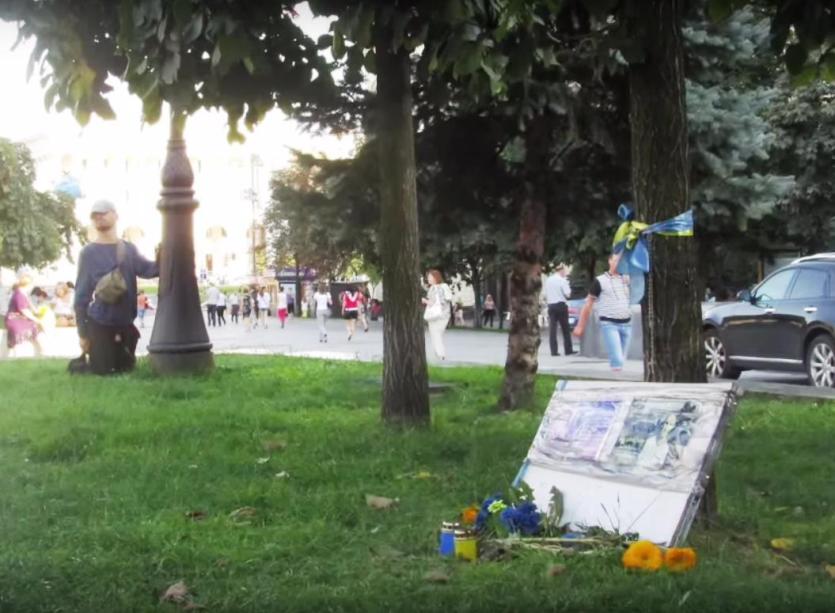 Фото Киевский бомж в кепке РФ окропил мочой мемориал Небесной сотни 