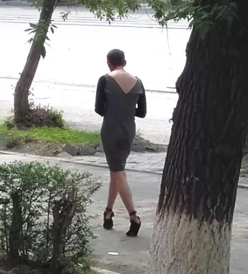 Фото По улицам Магнитогорска разгуливает мужчина в женском платье и на каблуках