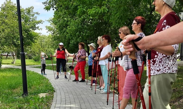 Фото  «Активные соседи»: жители Еманжелинска дружно взялись за палки