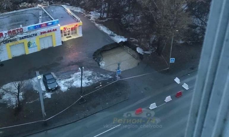 Фото В Челябинске ограничили движение из-за провала на дороге