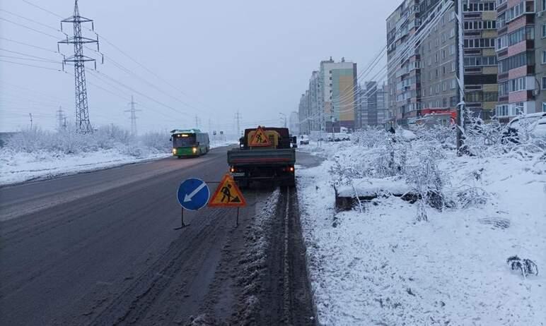 Фото Дороги Челябинска расчищают и готовят к заморозкам