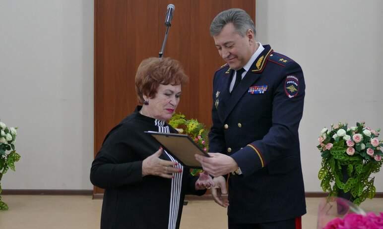 Фото В южноуральском главке чествовали жен и матерей погибших при исполнении полицейских