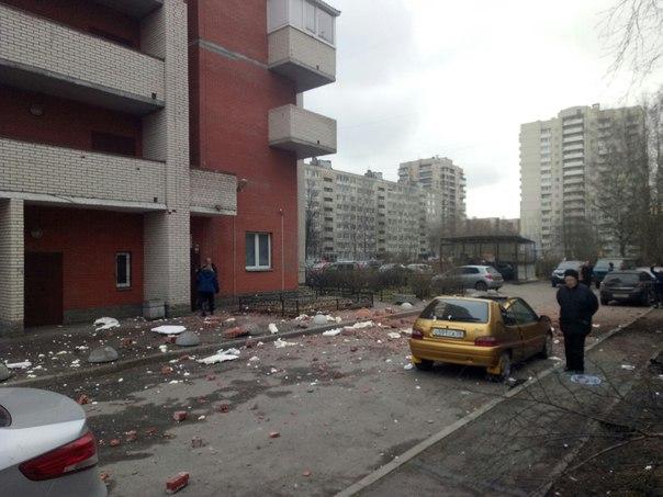 Фото В Санкт-Петербурге в жилом доме прогремело два хлопка, утром в другом здании обезвредили взрывное устройство
