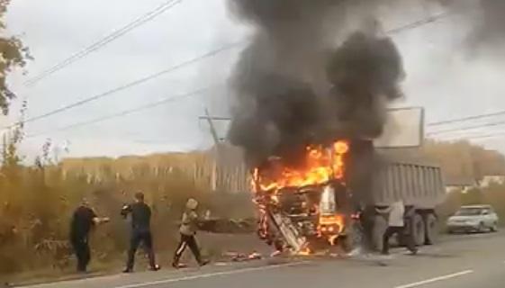 Фото В Челябинске на ходу загорелись иномарка и грузовик. ВИДЕО