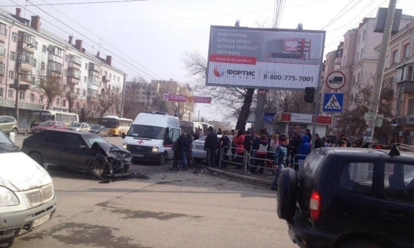 Фото ДТП в Челябинске: после столкновения машин иномарка вылетела на остановку и вжала женщину в рекламный щит ФОТО