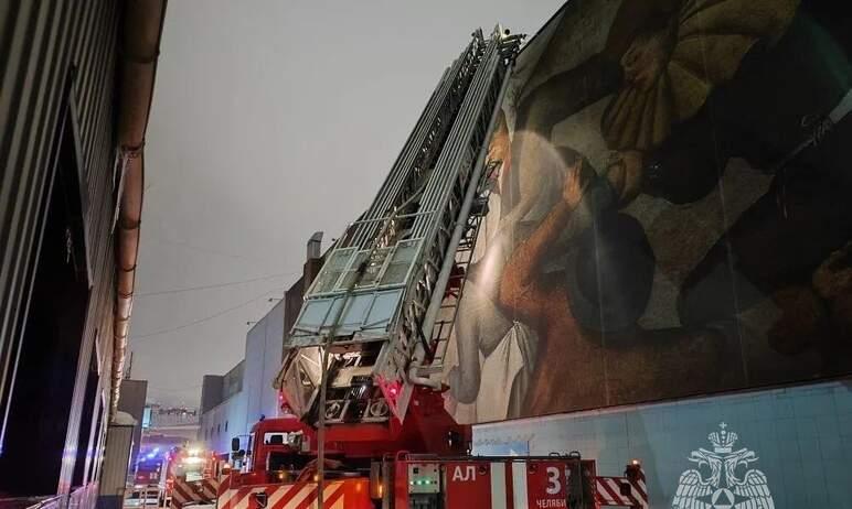 Фото В Челябинске этой ночью пожарные тушили ТРК «Мегаполис»