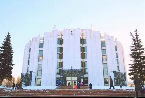 Фото Гастроли питерского театра открыла в Челябинске "Самая счастливая"