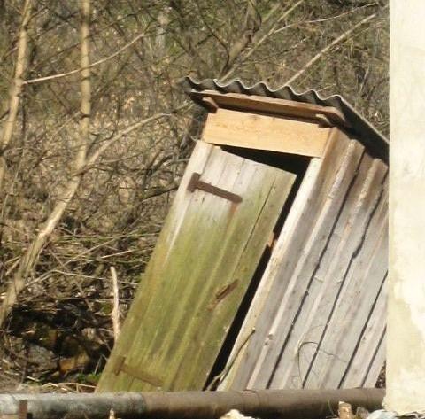 Фото В Еткульском районе за туалетом частного дома найдена коробка с мертвым младенцем 