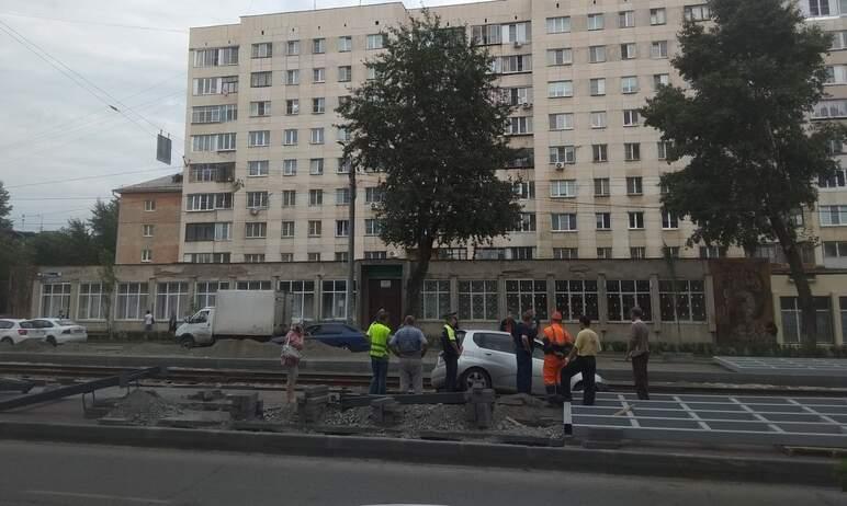 Фото В Челябинске новые высокие бордюры спровоцировали серьезное ДТП