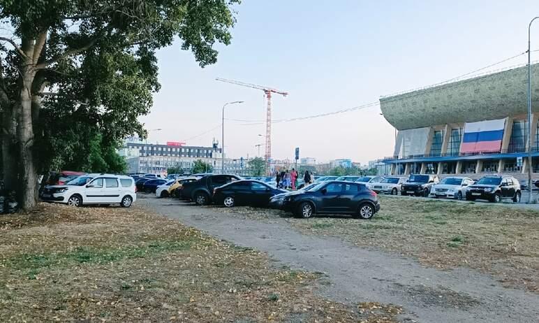 Фото Челябинские власти взяли на контроль ситуацию с массовой парковкой авто на газоне у «Мегаполиса»